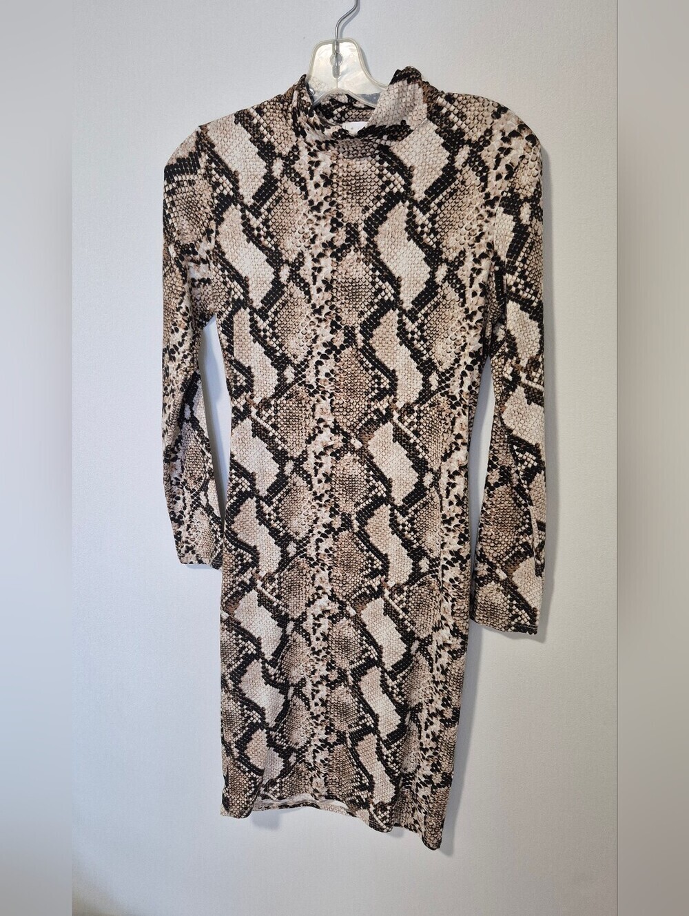 Leith Snake-Print Long Sleeve Dress in Cream and Black